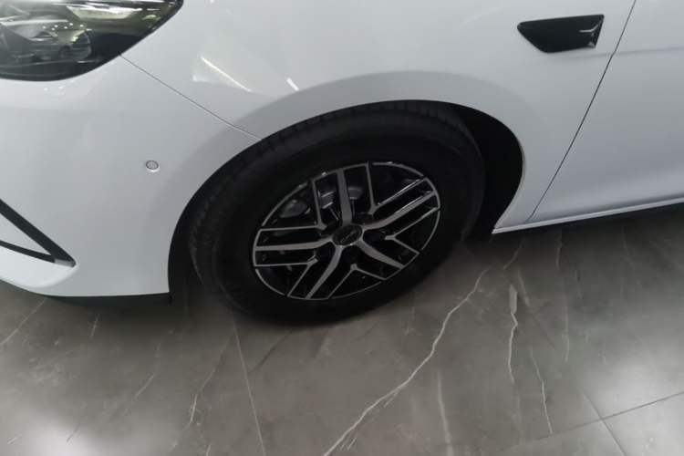 Used BYD Seal 05 DM-i 2025 DM-i Smart Drive 55KM Prestige Model Left Front Wheel Hub