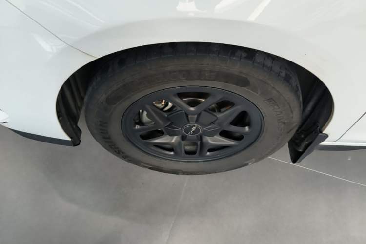 Used BYD Seal 05 DM-i 2025 DM-i Smart Drive 55KM Luxury Model Left Front Wheel Hub