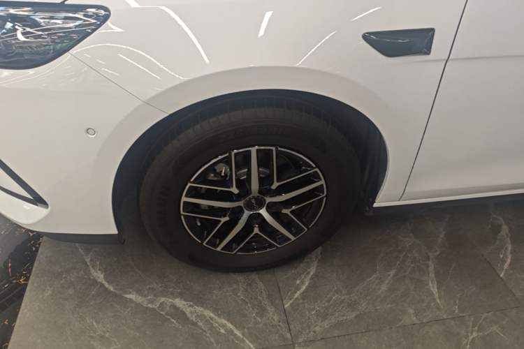 Used BYD Seal 05 DM-i 2025 DM-i Intelligent Drive 120KM Flagship Model Left Front Wheel Hub
