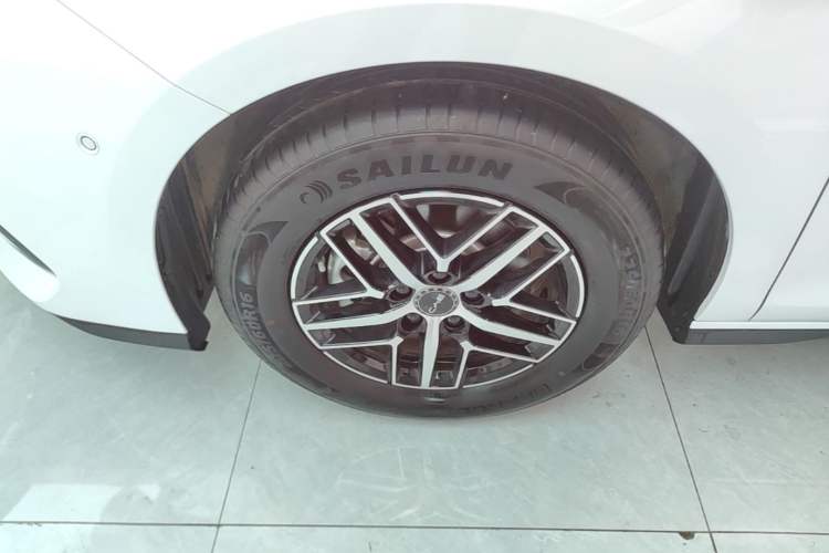 Used BYD Seal 05 DM-i 2025 DM-i Intelligent Drive 120KM Flagship Model Left Front Wheel Hub