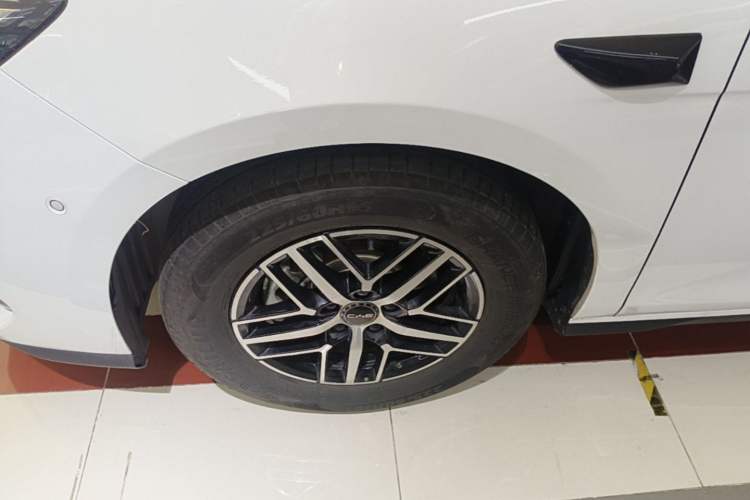 Used BYD Seal 05 DM-i 2025 DM-i Intelligent Drive 120KM Flagship Model Left Front Wheel Hub