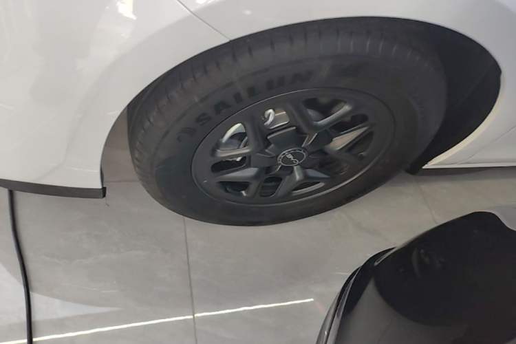 Used BYD Seal 05 DM-i 2025 DM-i Smart Drive 55KM Luxury Model Left Front Wheel Hub