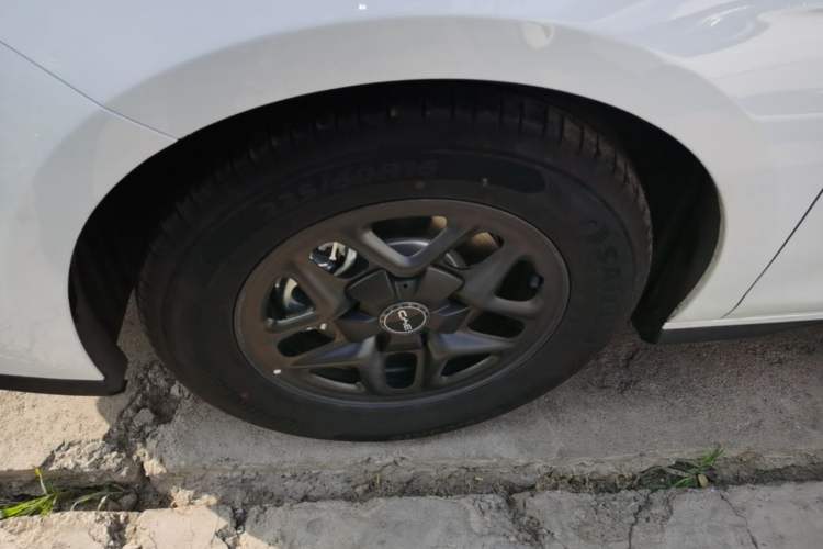 Used BYD Seal 05 DM-i 2025 DM-i Smart Drive 55KM Luxury Model Left Front Wheel Hub