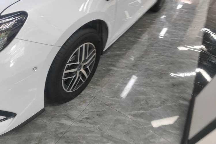 Used BYD Seal 05 DM-i 2025 DM-i Intelligent Drive 120KM Flagship Model Left Front Wheel Hub