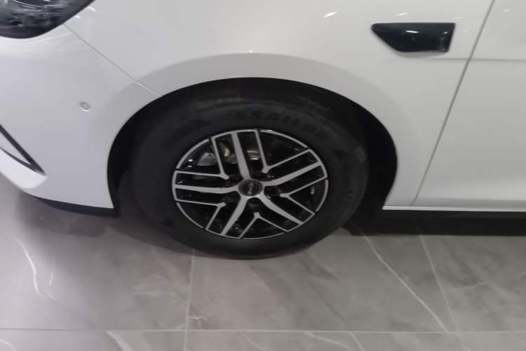 Used BYD Seal 05 DM-i 2025 DM-i Smart Drive 55KM Prestige Model Left Front Wheel Hub