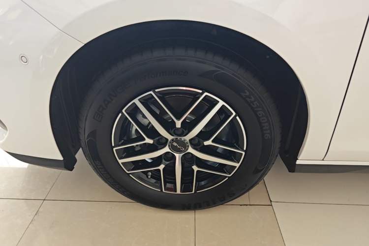 Used BYD Seal 05 DM-i 2025 DM-i Intelligent Drive 120KM Flagship Model Left Front Wheel Hub