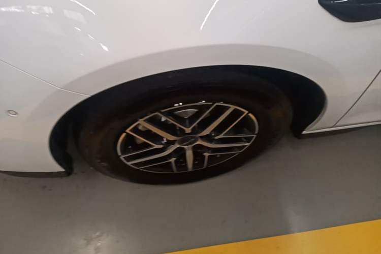 Used BYD Seal 05 DM-i 2025 DM-i Intelligent Drive 120KM Flagship Model Left Front Wheel Hub