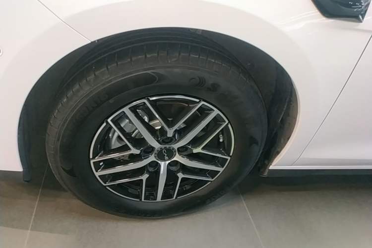 Used BYD Seal 05 DM-i 2025 DM-i Intelligent Drive 120KM Flagship Model Left Front Wheel Hub