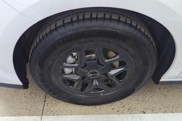 Used BYD Seal 05 DM-i 2025 DM-i Smart Drive 55KM Luxury Model Left Front Wheel Hub