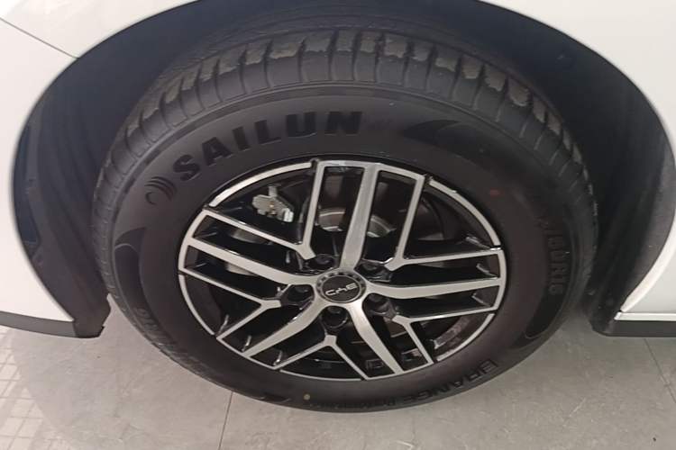 Used BYD Seal 05 DM-i 2025 DM-i Intelligent Drive 120KM Flagship Model Left Front Wheel Hub