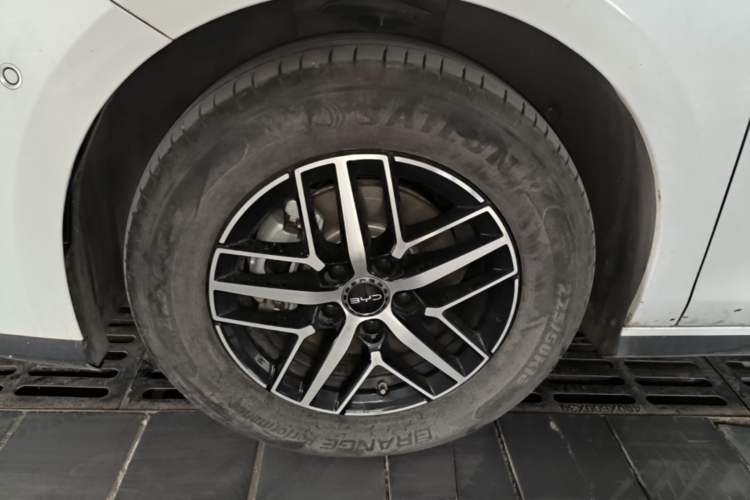 Used BYD Seal 05 DM-i 2025 DM-i Intelligent Drive 120KM Flagship Model Left Front Wheel Hub