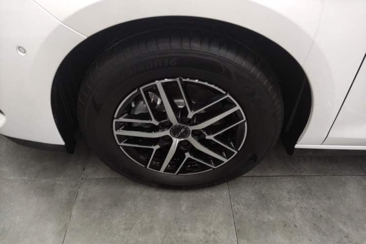 Used BYD Seal 05 DM-i 2025 DM-i Intelligent Drive 120KM Flagship Model Left Front Wheel Hub