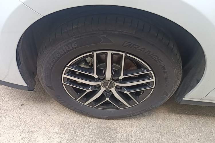 Used BYD Seal 05 DM-i 2025 DM-i Intelligent Drive 120KM Flagship Model Left Front Wheel Hub