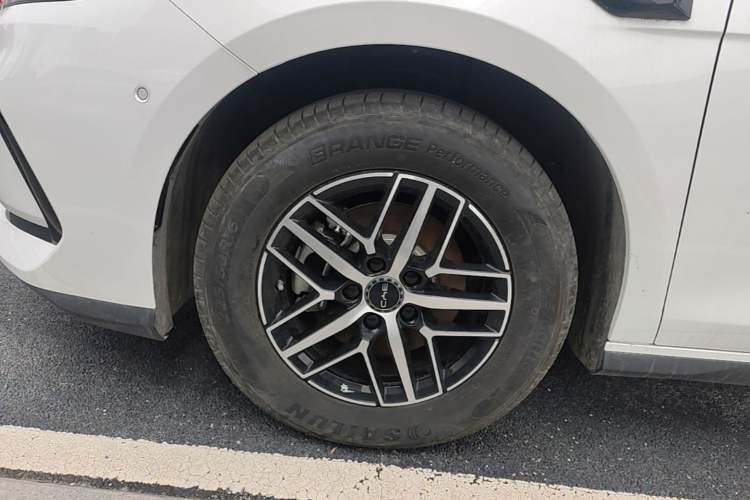 Used BYD Seal 05 DM-i 2025 DM-i Intelligent Drive 120KM Flagship Model Left Front Wheel Hub