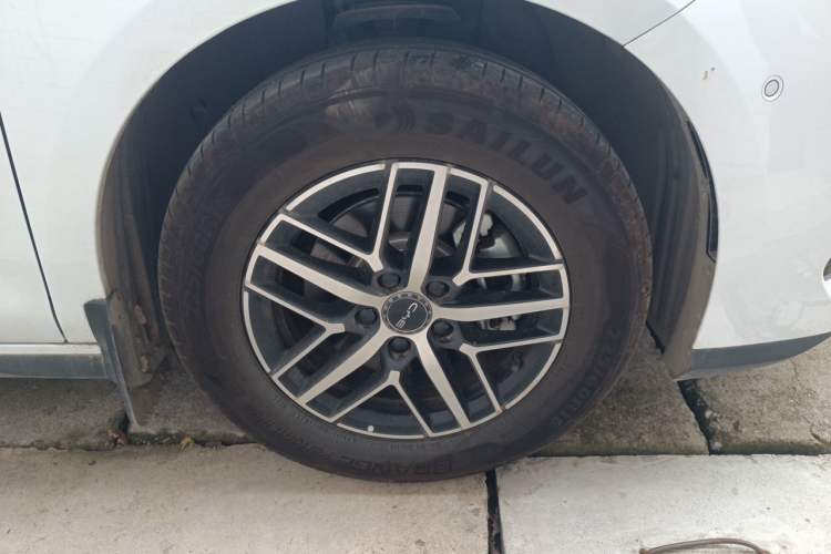 Used BYD Seal 05 DM-i 2025 DM-i Intelligent Drive 120KM Flagship Model Right Front Wheel Hub