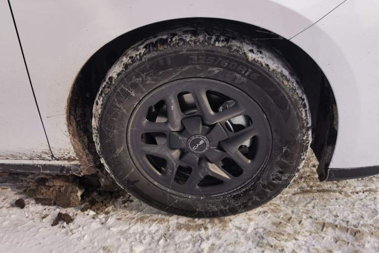 Used BYD Seal 05 DM-i 2025 DM-i Smart Drive 55KM Luxury Model Right Front Wheel Hub