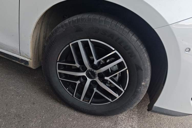 Used BYD Seal 05 DM-i 2025 DM-i Intelligent Drive 120KM Flagship Model Right Front Wheel Hub