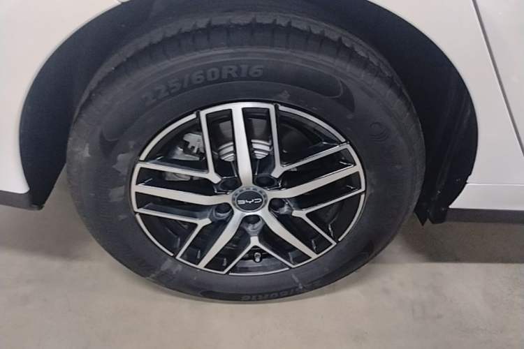 Used BYD Seal 05 DM-i 2025 DM-i Intelligent Drive 120KM Flagship Model Right Rear Wheel Hub