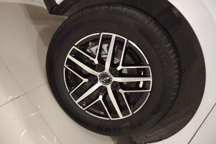 Used BYD Seal 05 DM-i 2025 DM-i Intelligent Drive 120KM Flagship Model Right Rear Wheel Hub