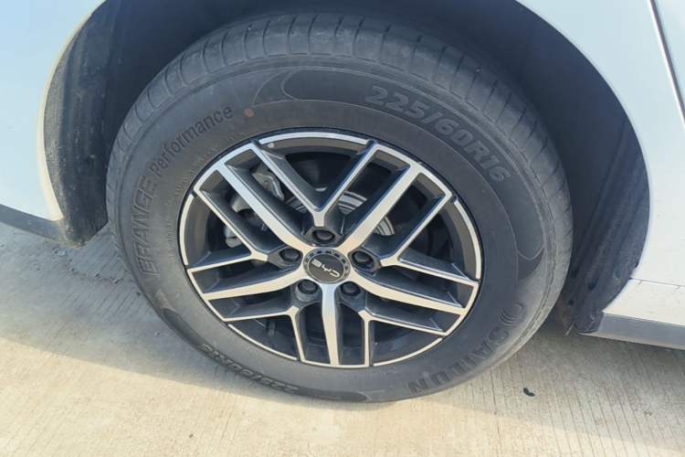 Used BYD Seal 05 DM-i 2025 DM-i Intelligent Drive 120KM Flagship Model Right Rear Wheel Hub