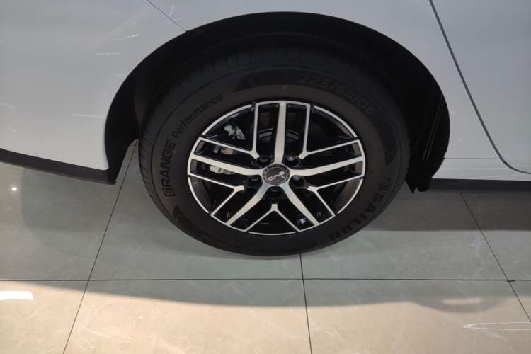 Used BYD Seal 05 DM-i 2025 DM-i Intelligent Drive 120KM Flagship Model Right Rear Wheel Hub