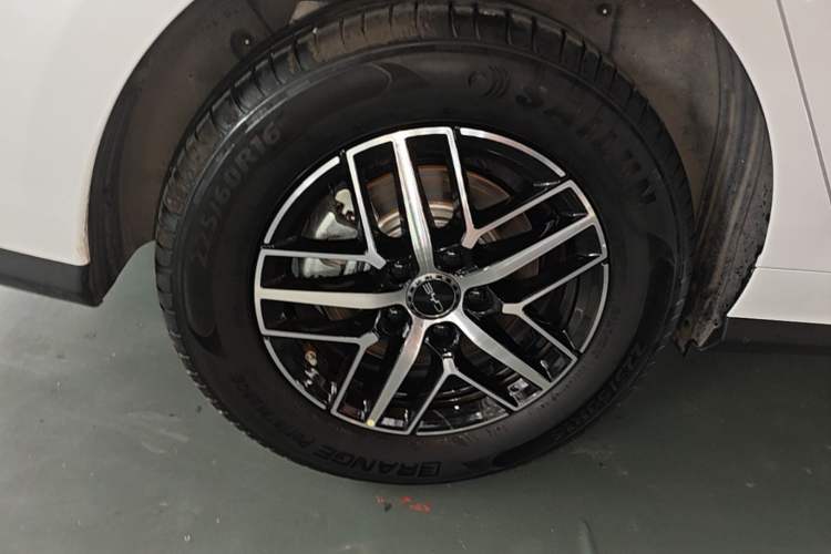 Used BYD Seal 05 DM-i 2025 DM-i Intelligent Drive 120KM Flagship Model Right Rear Wheel Hub