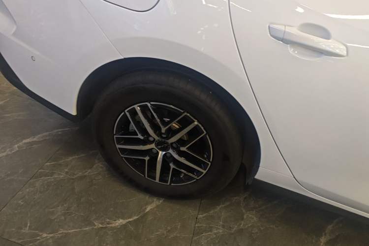 Used BYD Seal 05 DM-i 2025 DM-i Intelligent Drive 120KM Flagship Model Right Rear Wheel Hub