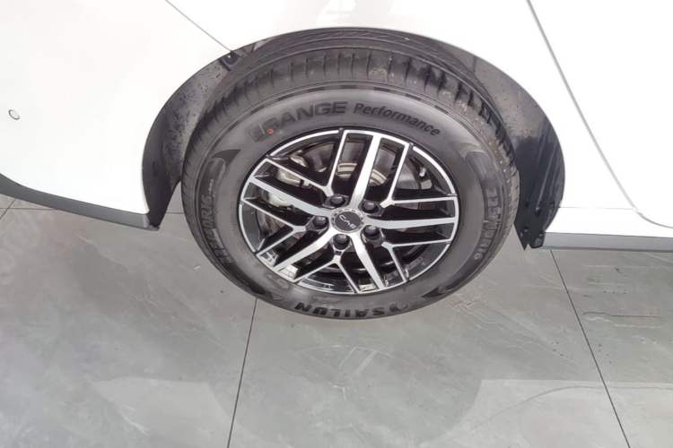 Used BYD Seal 05 DM-i 2025 DM-i Intelligent Drive 120KM Flagship Model Right Rear Wheel Hub