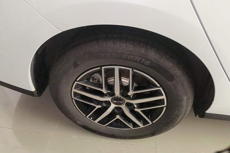 Used BYD Seal 05 DM-i 2025 DM-i Intelligent Drive 120KM Flagship Model Right Rear Wheel Hub