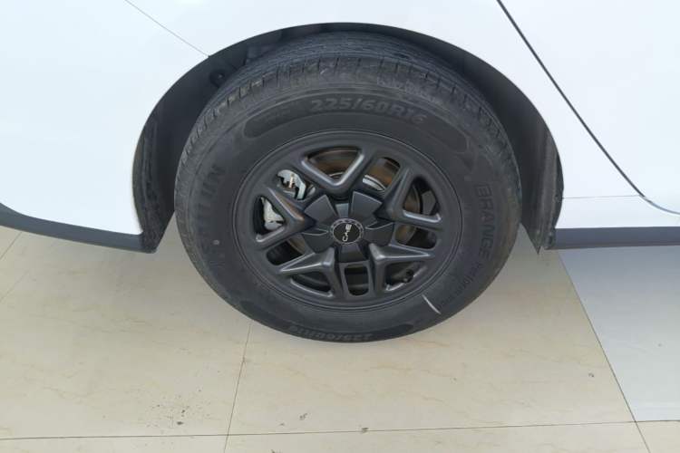 Used BYD Seal 05 DM-i 2025 DM-i Smart Drive 55KM Luxury Model Right Rear Wheel Hub
