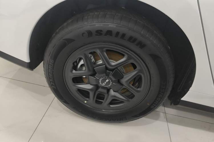 Used BYD Seal 05 DM-i 2025 DM-i Smart Drive 55KM Luxury Model Right Rear Wheel Hub