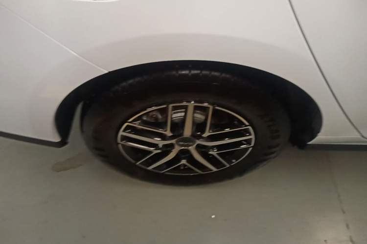 Used BYD Seal 05 DM-i 2025 DM-i Intelligent Drive 120KM Flagship Model Right Rear Wheel Hub