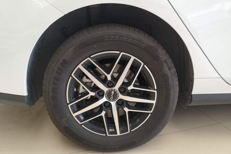 Used BYD Seal 05 DM-i 2025 DM-i Intelligent Drive 120KM Flagship Model Right Rear Wheel Hub