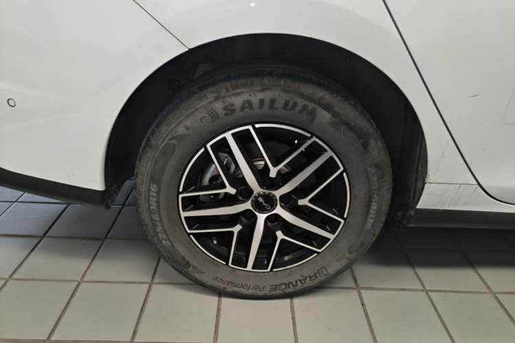 Used BYD Seal 05 DM-i 2025 DM-i Intelligent Drive 120KM Flagship Model Right Rear Wheel Hub