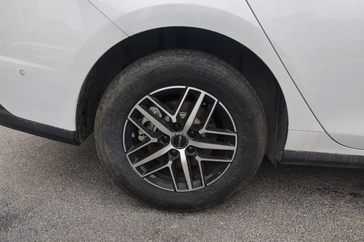 Used BYD Seal 05 DM-i 2025 DM-i Intelligent Drive 120KM Flagship Model Right Rear Wheel Hub