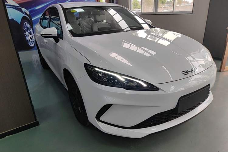 Used BYD Seal 05 DM-i 2026 DM-i 128KM Luxury Edition Front Right 45 Deg
