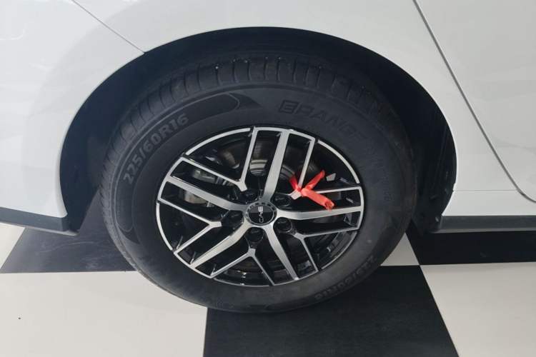 Used BYD Seal 05 DM-i 2026 Model DM-i 210KM Prestigious Version Right Rear Wheel Hub