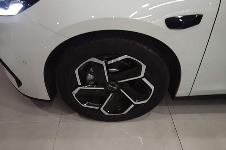 Used BYD Seal 06 DM-i Touring 2025 DM-i Touring High-End Model Left Front Wheel Hub