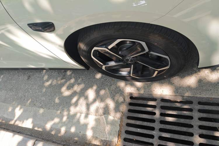 Used BYD Seal 06 DM-i Touring 2025 DM-i Touring High-End Model Right Front Wheel Hub