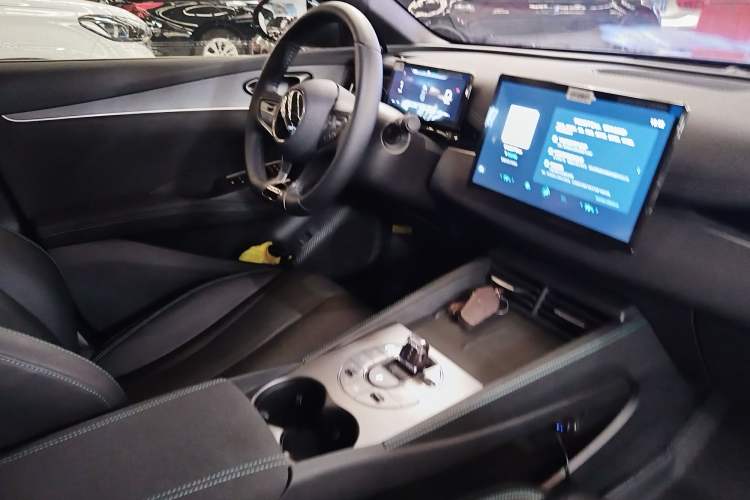 Used BYD Seal 06 New Energy 2024 DM-i 80KM Prestige Model Interior 3