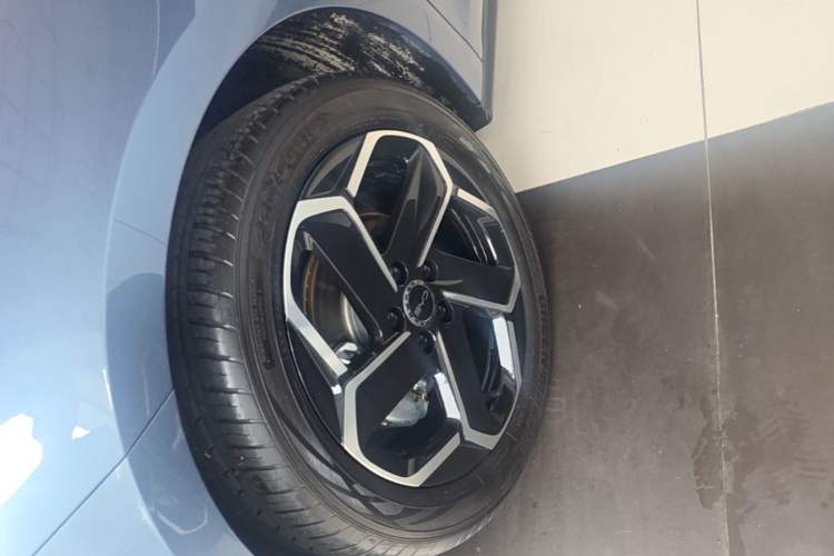 Used BYD Seal 06 New Energy 2024 DM-i 120KM Flagship Model Left Front Wheel Hub