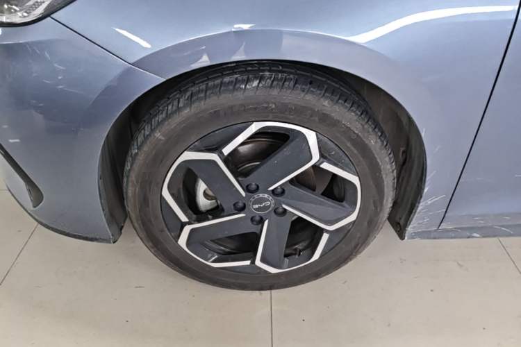 Used BYD Seal 06 New Energy 2024 DM-i 120KM Flagship Model Left Front Wheel Hub