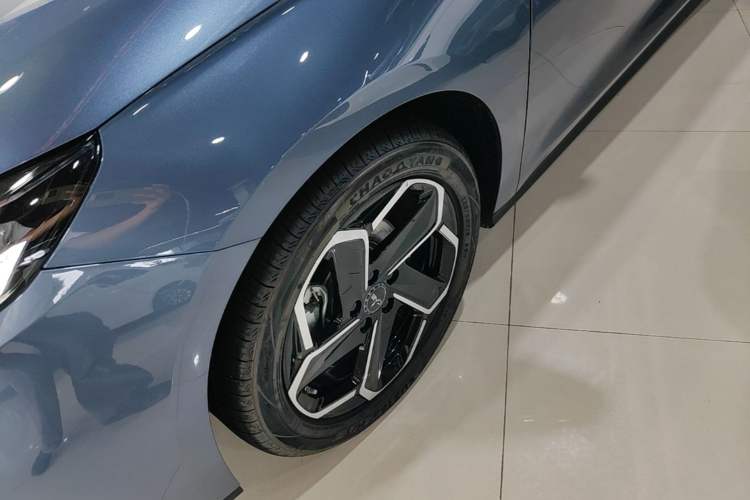 Used BYD Seal 06 New Energy 2024 DM-i 120KM Flagship Model Left Front Wheel Hub