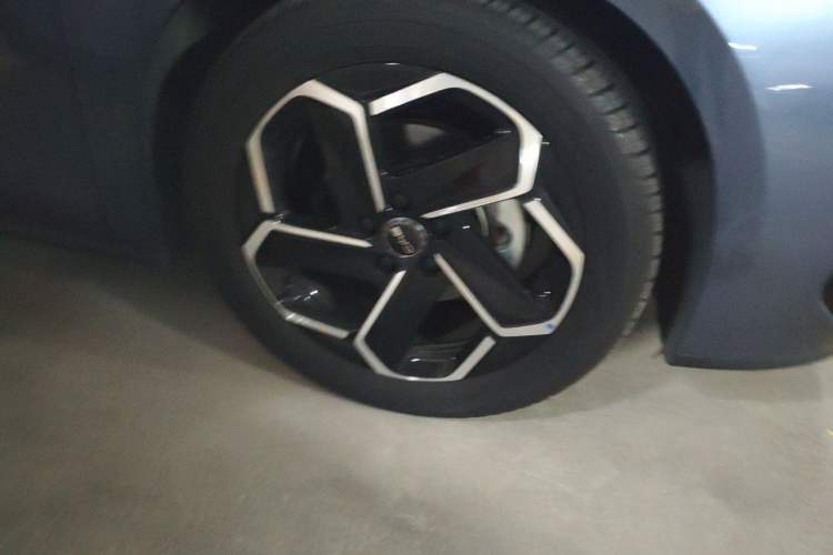 Used BYD Seal 06 New Energy 2024 DM-i 120KM Flagship Model Right Front Wheel Hub