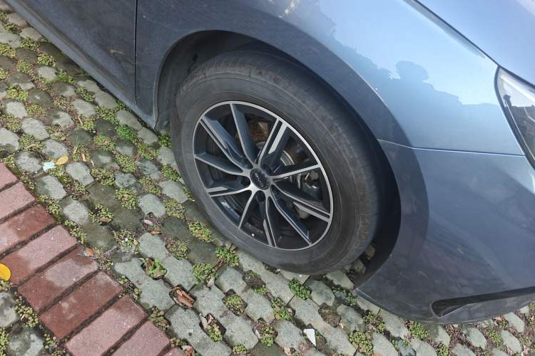 Used BYD Seal 06 New Energy 2024 DM-i 80KM Prestige Model Right Front Wheel Hub