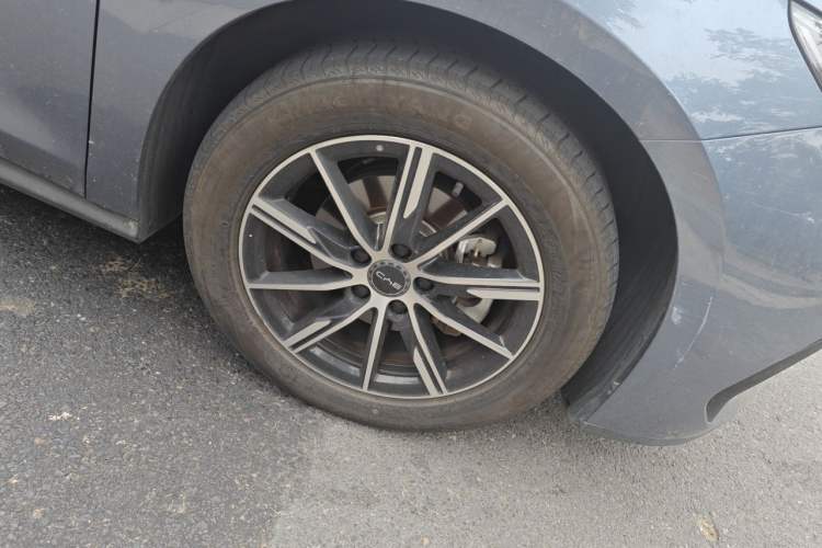Used BYD Seal 06 New Energy 2024 DM-i 120KM Prestige Model Right Front Wheel Hub