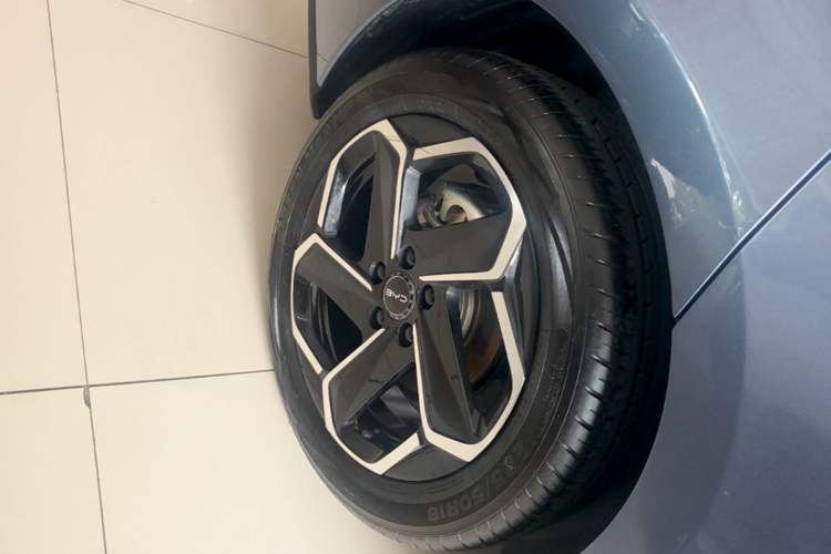 Used BYD Seal 06 New Energy 2024 DM-i 120KM Flagship Model Right Rear Wheel Hub