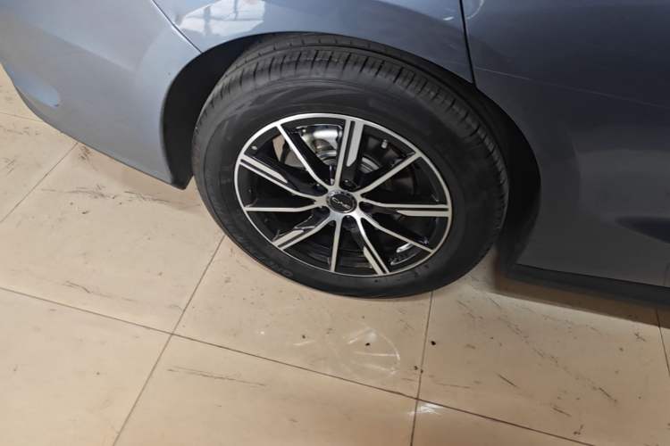 Used BYD Seal 06 New Energy 2024 DM-i 120KM Luxury Model Right Rear Wheel Hub