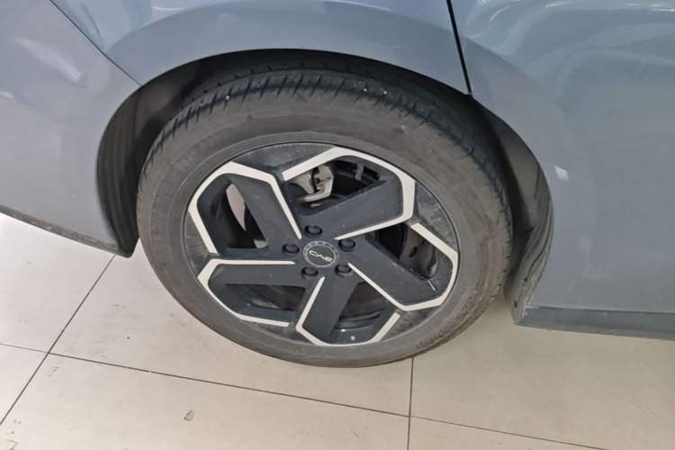 Used BYD Seal 06 New Energy 2024 DM-i 120KM Flagship Model Right Rear Wheel Hub