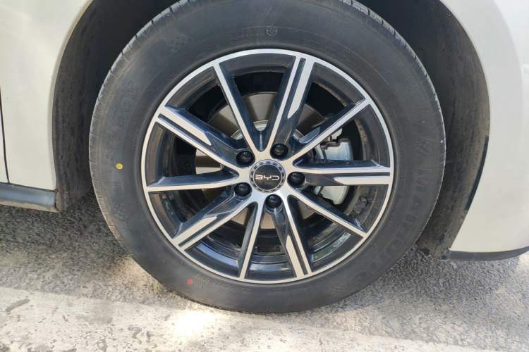 Used BYD Seal 06 New Energy 2024 DM-i 120KM Prestige Model Right Front Wheel Hub